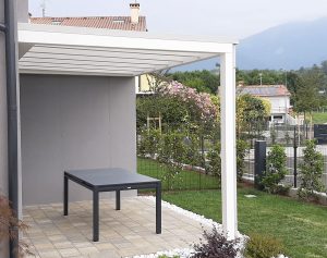 Pompeiana bianca moderna addossata a parete