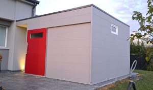 Casetta in legno di Okumè, design a cubo, tetto monofalda con pendenza a scomparsa, rivestimento esterno in okumè con verniciatura smalto sikkens